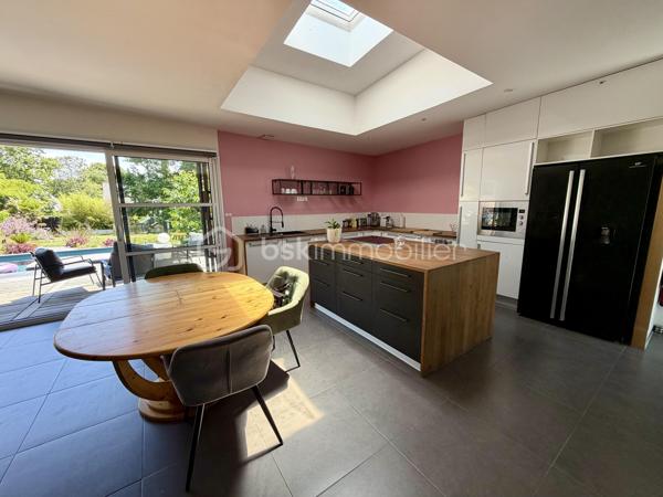 Une exclusivité Sonia Rozwadower - BSK immobilier : 

Idéalement située en plein bourg de Ploemel, au fond d’une impasse garantissant calme et tranquillité, découvrez cette maison contemporaine de plain-pied construite en 2012, offrant 117 m² habitables sur un terrain paysagé de 858 m².

Dès l’entrée, vous serez séduits par sa vaste pièce de vie de près de 59 m², baignée de lumière grâce à une baie vitrée de 5 mètres ouvrant sur une terrasse en bois d’environ 32 m² exposée sud-est. Cet espace convivial comprend un séjour chaleureux avec poêle à bois, une salle à manger et une cuisine aménagée et équipée.

L’espace nuit se compose d’une suite parentale de 17 m² avec dressing et salle de bain privative, de deux belles chambres d’environ 14 m² chacune, d’une salle d’eau indépendante ainsi que d’un WC séparé.

À l’extérieur, profitez pleinement des beaux jours grâce à une piscine de 7 x 4 mètres en béton, équipée d’un volet roulant, d’une pompe à chaleur et d’un traitement au sel. Sa profondeur de 1,50 m en fait un espace idéal pour toute la famille.

Les prestations complémentaires comprennent un garage de 22 m², une buanderie de 17 m², une aspiration centralisée, un chauffe-eau de 300 litres ainsi qu’un système de chauffage par pompe à chaleur.

Atout  : la configuration de la maison permet la réalisation d'une extension d'environ 36 m² au sol avec accès indépendant, offrant une opportunité pour l'installation d'une profession libérale, la création d'un bureau indépendant, d'un espace de télétravail, d'un cabinet de consultation ou encore d'un logement complémentaire selon les autorisations en vigueur.

Une maison récente, alliant confort, fonctionnalité et potentiel d'évolution, à proximité immédiate des commerces, écoles et services du bourg.

Un bien aux multiples possibilités, à découvrir sans tarder. N'hésitez pas à me contacter pour organiser une visite!