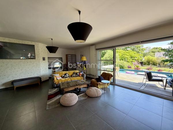 Une exclusivité Sonia Rozwadower - BSK immobilier : 

Idéalement située en plein bourg de Ploemel, au fond d’une impasse garantissant calme et tranquillité, découvrez cette maison contemporaine de plain-pied construite en 2012, offrant 117 m² habitables sur un terrain paysagé de 858 m².

Dès l’entrée, vous serez séduits par sa vaste pièce de vie de près de 59 m², baignée de lumière grâce à une baie vitrée de 5 mètres ouvrant sur une terrasse en bois d’environ 32 m² exposée sud-est. Cet espace convivial comprend un séjour chaleureux avec poêle à bois, une salle à manger et une cuisine aménagée et équipée.

L’espace nuit se compose d’une suite parentale de 17 m² avec dressing et salle de bain privative, de deux belles chambres d’environ 14 m² chacune, d’une salle d’eau indépendante ainsi que d’un WC séparé.

À l’extérieur, profitez pleinement des beaux jours grâce à une piscine de 7 x 4 mètres en béton, équipée d’un volet roulant, d’une pompe à chaleur et d’un traitement au sel. Sa profondeur de 1,50 m en fait un espace idéal pour toute la famille.

Les prestations complémentaires comprennent un garage de 22 m², une buanderie de 17 m², une aspiration centralisée, un chauffe-eau de 300 litres ainsi qu’un système de chauffage par pompe à chaleur.

Atout  : la configuration de la maison permet la réalisation d'une extension d'environ 36 m² au sol avec accès indépendant, offrant une opportunité pour l'installation d'une profession libérale, la création d'un bureau indépendant, d'un espace de télétravail, d'un cabinet de consultation ou encore d'un logement complémentaire selon les autorisations en vigueur.

Une maison récente, alliant confort, fonctionnalité et potentiel d'évolution, à proximité immédiate des commerces, écoles et services du bourg.

Un bien aux multiples possibilités, à découvrir sans tarder. N'hésitez pas à me contacter pour organiser une visite!