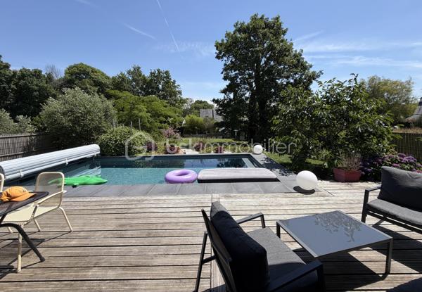 Une exclusivité Sonia Rozwadower - BSK immobilier : 

Idéalement située en plein bourg de Ploemel, au fond d’une impasse garantissant calme et tranquillité, découvrez cette maison contemporaine de plain-pied construite en 2012, offrant 117 m² habitables sur un terrain paysagé de 858 m².

Dès l’entrée, vous serez séduits par sa vaste pièce de vie de près de 59 m², baignée de lumière grâce à une baie vitrée de 5 mètres ouvrant sur une terrasse en bois d’environ 32 m² exposée sud-est. Cet espace convivial comprend un séjour chaleureux avec poêle à bois, une salle à manger et une cuisine aménagée et équipée.

L’espace nuit se compose d’une suite parentale de 17 m² avec dressing et salle de bain privative, de deux belles chambres d’environ 14 m² chacune, d’une salle d’eau indépendante ainsi que d’un WC séparé.

À l’extérieur, profitez pleinement des beaux jours grâce à une piscine de 7 x 4 mètres en béton, équipée d’un volet roulant, d’une pompe à chaleur et d’un traitement au sel. Sa profondeur de 1,50 m en fait un espace idéal pour toute la famille.

Les prestations complémentaires comprennent un garage de 22 m², une buanderie de 17 m², une aspiration centralisée, un chauffe-eau de 300 litres ainsi qu’un système de chauffage par pompe à chaleur.

Atout  : la configuration de la maison permet la réalisation d'une extension d'environ 36 m² au sol avec accès indépendant, offrant une opportunité pour l'installation d'une profession libérale, la création d'un bureau indépendant, d'un espace de télétravail, d'un cabinet de consultation ou encore d'un logement complémentaire selon les autorisations en vigueur.

Une maison récente, alliant confort, fonctionnalité et potentiel d'évolution, à proximité immédiate des commerces, écoles et services du bourg.

Un bien aux multiples possibilités, à découvrir sans tarder. N'hésitez pas à me contacter pour organiser une visite!