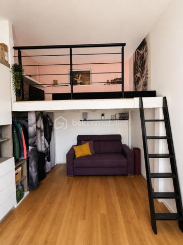 Une exclusivité Sonia Rozwadower - BSK immobilier : 

Idéalement située en plein bourg de Ploemel, au fond d’une impasse garantissant calme et tranquillité, découvrez cette maison contemporaine de plain-pied construite en 2012, offrant 117 m² habitables sur un terrain paysagé de 858 m².

Dès l’entrée, vous serez séduits par sa vaste pièce de vie de près de 59 m², baignée de lumière grâce à une baie vitrée de 5 mètres ouvrant sur une terrasse en bois d’environ 32 m² exposée sud-est. Cet espace convivial comprend un séjour chaleureux avec poêle à bois, une salle à manger et une cuisine aménagée et équipée.

L’espace nuit se compose d’une suite parentale de 17 m² avec dressing et salle de bain privative, de deux belles chambres d’environ 14 m² chacune, d’une salle d’eau indépendante ainsi que d’un WC séparé.

À l’extérieur, profitez pleinement des beaux jours grâce à une piscine de 7 x 4 mètres en béton, équipée d’un volet roulant, d’une pompe à chaleur et d’un traitement au sel. Sa profondeur de 1,50 m en fait un espace idéal pour toute la famille.

Les prestations complémentaires comprennent un garage de 22 m², une buanderie de 17 m², une aspiration centralisée, un chauffe-eau de 300 litres ainsi qu’un système de chauffage par pompe à chaleur.

Atout  : la configuration de la maison permet la réalisation d'une extension d'environ 36 m² au sol avec accès indépendant, offrant une opportunité pour l'installation d'une profession libérale, la création d'un bureau indépendant, d'un espace de télétravail, d'un cabinet de consultation ou encore d'un logement complémentaire selon les autorisations en vigueur.

Une maison récente, alliant confort, fonctionnalité et potentiel d'évolution, à proximité immédiate des commerces, écoles et services du bourg.

Un bien aux multiples possibilités, à découvrir sans tarder. N'hésitez pas à me contacter pour organiser une visite!