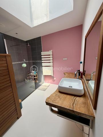 Une exclusivité Sonia Rozwadower - BSK immobilier : 

Idéalement située en plein bourg de Ploemel, au fond d’une impasse garantissant calme et tranquillité, découvrez cette maison contemporaine de plain-pied construite en 2012, offrant 117 m² habitables sur un terrain paysagé de 858 m².

Dès l’entrée, vous serez séduits par sa vaste pièce de vie de près de 59 m², baignée de lumière grâce à une baie vitrée de 5 mètres ouvrant sur une terrasse en bois d’environ 32 m² exposée sud-est. Cet espace convivial comprend un séjour chaleureux avec poêle à bois, une salle à manger et une cuisine aménagée et équipée.

L’espace nuit se compose d’une suite parentale de 17 m² avec dressing et salle de bain privative, de deux belles chambres d’environ 14 m² chacune, d’une salle d’eau indépendante ainsi que d’un WC séparé.

À l’extérieur, profitez pleinement des beaux jours grâce à une piscine de 7 x 4 mètres en béton, équipée d’un volet roulant, d’une pompe à chaleur et d’un traitement au sel. Sa profondeur de 1,50 m en fait un espace idéal pour toute la famille.

Les prestations complémentaires comprennent un garage de 22 m², une buanderie de 17 m², une aspiration centralisée, un chauffe-eau de 300 litres ainsi qu’un système de chauffage par pompe à chaleur.

Atout  : la configuration de la maison permet la réalisation d'une extension d'environ 36 m² au sol avec accès indépendant, offrant une opportunité pour l'installation d'une profession libérale, la création d'un bureau indépendant, d'un espace de télétravail, d'un cabinet de consultation ou encore d'un logement complémentaire selon les autorisations en vigueur.

Une maison récente, alliant confort, fonctionnalité et potentiel d'évolution, à proximité immédiate des commerces, écoles et services du bourg.

Un bien aux multiples possibilités, à découvrir sans tarder. N'hésitez pas à me contacter pour organiser une visite!
