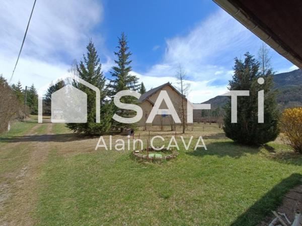 Maison de 128m² sur 2 niveaux sur 1720m² de terrain entièrement plat et arboré avec garage,carpot et Abri de jardin