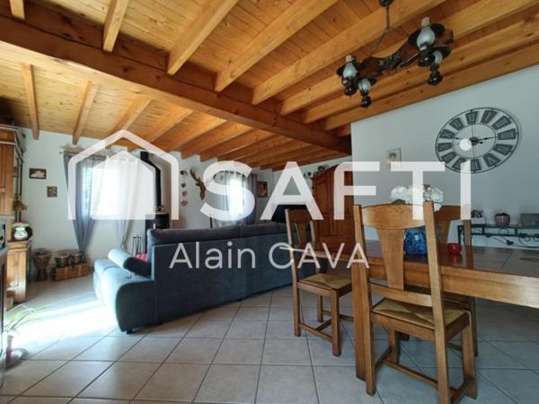 Maison de 128m² sur 2 niveaux sur 1720m² de terrain entièrement plat et arboré avec garage,carpot et Abri de jardin