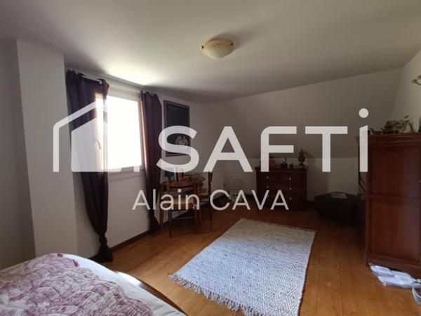 Maison de 128m² sur 2 niveaux sur 1720m² de terrain entièrement plat et arboré avec garage,carpot et Abri de jardin