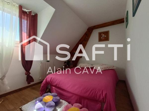 Maison de 128m² sur 2 niveaux sur 1720m² de terrain entièrement plat et arboré avec garage,carpot et Abri de jardin