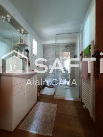 Maison de 128m² sur 2 niveaux sur 1720m² de terrain entièrement plat et arboré avec garage,carpot et Abri de jardin