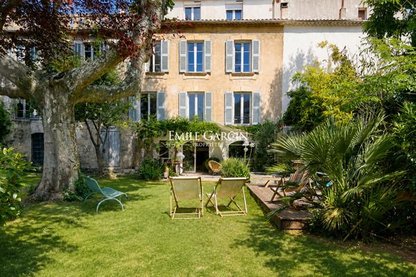 À VENDRE - VILLENEUVE-LÈS-AVIGNON - CENTRE HISTORIQUE - DEMEURE DE CARACTÈRE 350 M² - JARDIN 900 M² - POSSIBILITÉ PISCINE