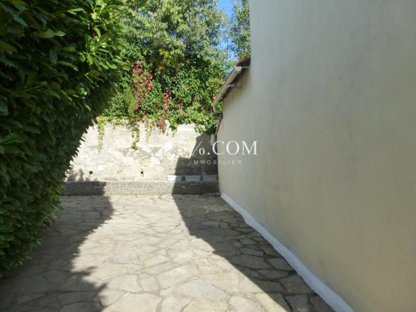 Maison de 1975 avec jardin, proche des commodités à Alès. Alès (30100)