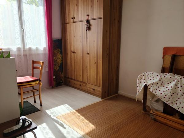 Maison 4 chambres en partie rénovée, beau jardin.