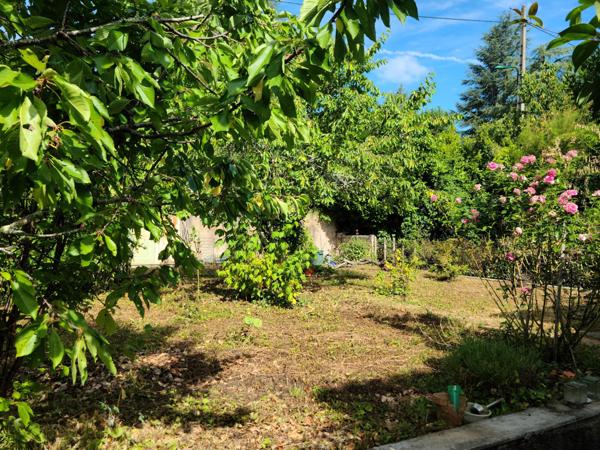 Maison 4 chambres en partie rénovée, beau jardin.