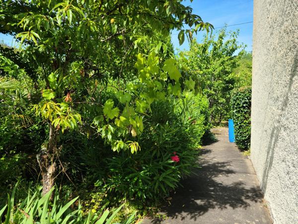 Maison 4 chambres en partie rénovée, beau jardin.