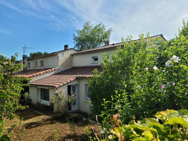 Maison 4 chambres en partie rénovée, beau jardin.