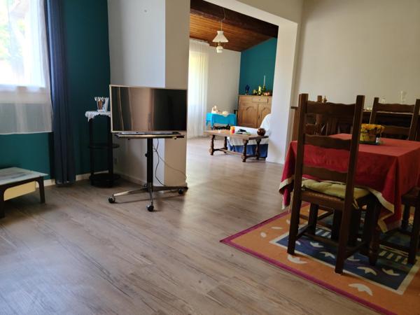 Maison 4 chambres en partie rénovée, beau jardin.