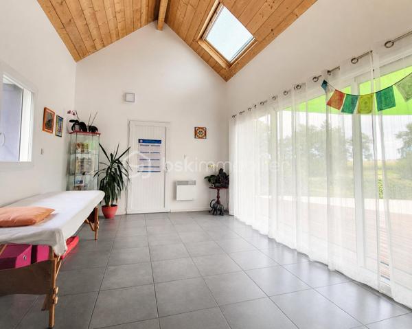 🏡 Maison d’exception avec espace professionnel clé en main – AAST (64460) – Parfait pour professions libérales et indépendants.

📍 Localisation idéale :
À seulement 5 km de Ger et 15 km de Soumoulou, cette propriété est idéalement située entre Pau, Tarbes et Vic-en-Bigorre, offrant un accès rapide aux axes routiers principaux. Un cadre paisible, à proximité des commodités, sans les nuisances des zones urbaines.

💼 Votre espace professionnel sur mesure – L’atout majeur de cette propriété
Cette maison propose un espace professionnel indépendant de plain-pied, conçu pour s’adapter à toutes les activités libérales ou indépendantes. Avec une extension lumineuse et un grand garage attenant, cet espace offre :

Flexibilité totale : Aménagez votre bureau, cabinet ou atelier selon vos besoins (cloisons modulables, isolation phonique, éclairage naturel optimal).
Visibilité et accessibilité : Situé en rez-de-chaussée, il permet une réception facile de votre clientèle ou partenaires, sans perturber votre vie privée.
Surface optimisée : Conçu pour allier profession et confort, cet espace est prêt à l’emploi ou personnalisable selon votre activité.
Potentiel de valorisation : Idéal pour les professions réglementées (avocats, experts-comptables, architectes, consultants, etc.) ou les activités artisanales.

🏠 La maison : un écrin spacieux et moderne

Surface habitable : 160 m² sur 2 niveaux dont 2 chambres et salle d'eau de plain pied. Au total 8 pièces, dont 5 chambres pour accueillir votre famille ou votre équipe.
Terrain de 2 250 m² : Un parc arboré et sécurisé, parfait pour aménager un jardin d’accueil, un parking supplémentaire ou même un espace détente.
Parking pour 6 véhicules : Garantie de place pour vos clients, collaborateurs ou invités.
Équipements haut de gamme :
Panneaux solaires pour des factures d’électricité réduites.
Climatisation réversible pour un confort toute l’année.
Chauffe-eau thermodynamique et poêle à bois pour des économies d’énergie.
Double vitrage et isolation performante pour un cadre de vie sain et silencieux.

🌿 Cadre de vie : calme, nature et proximité
Environnement préservé : Profitez d’un cadre verdoyant, loin de l’agitation, tout en restant proche des services essentiels.
Proximité des axes : Accès rapide à Pau (20 min), Tarbes (25 min) et Vic-en-Bigorre (15 min).
Écoles, commerces et transports à moins de 10 minutes.

🔍 Pourquoi cet espace professionnel est fait pour vous ?
✅ Adaptabilité : Que vous soyez indépendant, thérapeute, consultant, artisan ou freelance, cet espace s’adapte à votre activité.
✅ Image professionnelle : Un lieu dédié pour recevoir vos clients dans un cadre rassurant et élégant.
✅ Investissement malin : Un bien rare alliant habitation spacieuse et locaux professionnels, parfait pour réduire vos coûts immobiliers.
✅ Potentiel locatif : Si votre activité évolue, cet espace peut être mis en location (sous réserve des règles d’urbanisme locales).

💰 Prix et contact
Prix : 318 000 € (négociable selon projet).
Référence : 337335.
Contact : BSK Alain Beaufume – Agent immobilier spécialisé.

📅 Visite sur rendez-vous
Ne laissez pas passer cette opportunité unique de conjuguer vie professionnelle et personnelle dans un cadre exceptionnel. Contactez dès aujourd’hui pour organiser une visite ! 
Appelez moi 7/7 de 9H30 à 20H30 au 0641467080.