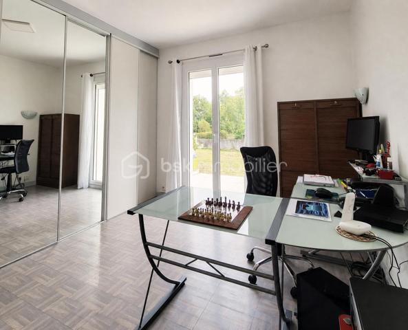 🏡 Maison d’exception avec espace professionnel clé en main – AAST (64460) – Parfait pour professions libérales et indépendants.

📍 Localisation idéale :
À seulement 5 km de Ger et 15 km de Soumoulou, cette propriété est idéalement située entre Pau, Tarbes et Vic-en-Bigorre, offrant un accès rapide aux axes routiers principaux. Un cadre paisible, à proximité des commodités, sans les nuisances des zones urbaines.

💼 Votre espace professionnel sur mesure – L’atout majeur de cette propriété
Cette maison propose un espace professionnel indépendant de plain-pied, conçu pour s’adapter à toutes les activités libérales ou indépendantes. Avec une extension lumineuse et un grand garage attenant, cet espace offre :

Flexibilité totale : Aménagez votre bureau, cabinet ou atelier selon vos besoins (cloisons modulables, isolation phonique, éclairage naturel optimal).
Visibilité et accessibilité : Situé en rez-de-chaussée, il permet une réception facile de votre clientèle ou partenaires, sans perturber votre vie privée.
Surface optimisée : Conçu pour allier profession et confort, cet espace est prêt à l’emploi ou personnalisable selon votre activité.
Potentiel de valorisation : Idéal pour les professions réglementées (avocats, experts-comptables, architectes, consultants, etc.) ou les activités artisanales.

🏠 La maison : un écrin spacieux et moderne

Surface habitable : 160 m² sur 2 niveaux dont 2 chambres et salle d'eau de plain pied. Au total 8 pièces, dont 5 chambres pour accueillir votre famille ou votre équipe.
Terrain de 2 250 m² : Un parc arboré et sécurisé, parfait pour aménager un jardin d’accueil, un parking supplémentaire ou même un espace détente.
Parking pour 6 véhicules : Garantie de place pour vos clients, collaborateurs ou invités.
Équipements haut de gamme :
Panneaux solaires pour des factures d’électricité réduites.
Climatisation réversible pour un confort toute l’année.
Chauffe-eau thermodynamique et poêle à bois pour des économies d’énergie.
Double vitrage et isolation performante pour un cadre de vie sain et silencieux.

🌿 Cadre de vie : calme, nature et proximité
Environnement préservé : Profitez d’un cadre verdoyant, loin de l’agitation, tout en restant proche des services essentiels.
Proximité des axes : Accès rapide à Pau (20 min), Tarbes (25 min) et Vic-en-Bigorre (15 min).
Écoles, commerces et transports à moins de 10 minutes.

🔍 Pourquoi cet espace professionnel est fait pour vous ?
✅ Adaptabilité : Que vous soyez indépendant, thérapeute, consultant, artisan ou freelance, cet espace s’adapte à votre activité.
✅ Image professionnelle : Un lieu dédié pour recevoir vos clients dans un cadre rassurant et élégant.
✅ Investissement malin : Un bien rare alliant habitation spacieuse et locaux professionnels, parfait pour réduire vos coûts immobiliers.
✅ Potentiel locatif : Si votre activité évolue, cet espace peut être mis en location (sous réserve des règles d’urbanisme locales).

💰 Prix et contact
Prix : 318 000 € (négociable selon projet).
Référence : 337335.
Contact : BSK Alain Beaufume – Agent immobilier spécialisé.

📅 Visite sur rendez-vous
Ne laissez pas passer cette opportunité unique de conjuguer vie professionnelle et personnelle dans un cadre exceptionnel. Contactez dès aujourd’hui pour organiser une visite ! 
Appelez moi 7/7 de 9H30 à 20H30 au 0641467080.