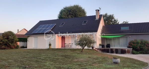 🏡 Maison d’exception avec espace professionnel clé en main – AAST (64460) – Parfait pour professions libérales et indépendants.

📍 Localisation idéale :
À seulement 5 km de Ger et 15 km de Soumoulou, cette propriété est idéalement située entre Pau, Tarbes et Vic-en-Bigorre, offrant un accès rapide aux axes routiers principaux. Un cadre paisible, à proximité des commodités, sans les nuisances des zones urbaines.

💼 Votre espace professionnel sur mesure – L’atout majeur de cette propriété
Cette maison propose un espace professionnel indépendant de plain-pied, conçu pour s’adapter à toutes les activités libérales ou indépendantes. Avec une extension lumineuse et un grand garage attenant, cet espace offre :

Flexibilité totale : Aménagez votre bureau, cabinet ou atelier selon vos besoins (cloisons modulables, isolation phonique, éclairage naturel optimal).
Visibilité et accessibilité : Situé en rez-de-chaussée, il permet une réception facile de votre clientèle ou partenaires, sans perturber votre vie privée.
Surface optimisée : Conçu pour allier profession et confort, cet espace est prêt à l’emploi ou personnalisable selon votre activité.
Potentiel de valorisation : Idéal pour les professions réglementées (avocats, experts-comptables, architectes, consultants, etc.) ou les activités artisanales.

🏠 La maison : un écrin spacieux et moderne

Surface habitable : 160 m² sur 2 niveaux dont 2 chambres et salle d'eau de plain pied. Au total 8 pièces, dont 5 chambres pour accueillir votre famille ou votre équipe.
Terrain de 2 250 m² : Un parc arboré et sécurisé, parfait pour aménager un jardin d’accueil, un parking supplémentaire ou même un espace détente.
Parking pour 6 véhicules : Garantie de place pour vos clients, collaborateurs ou invités.
Équipements haut de gamme :
Panneaux solaires pour des factures d’électricité réduites.
Climatisation réversible pour un confort toute l’année.
Chauffe-eau thermodynamique et poêle à bois pour des économies d’énergie.
Double vitrage et isolation performante pour un cadre de vie sain et silencieux.

🌿 Cadre de vie : calme, nature et proximité
Environnement préservé : Profitez d’un cadre verdoyant, loin de l’agitation, tout en restant proche des services essentiels.
Proximité des axes : Accès rapide à Pau (20 min), Tarbes (25 min) et Vic-en-Bigorre (15 min).
Écoles, commerces et transports à moins de 10 minutes.

🔍 Pourquoi cet espace professionnel est fait pour vous ?
✅ Adaptabilité : Que vous soyez indépendant, thérapeute, consultant, artisan ou freelance, cet espace s’adapte à votre activité.
✅ Image professionnelle : Un lieu dédié pour recevoir vos clients dans un cadre rassurant et élégant.
✅ Investissement malin : Un bien rare alliant habitation spacieuse et locaux professionnels, parfait pour réduire vos coûts immobiliers.
✅ Potentiel locatif : Si votre activité évolue, cet espace peut être mis en location (sous réserve des règles d’urbanisme locales).

💰 Prix et contact
Prix : 318 000 € (négociable selon projet).
Référence : 337335.
Contact : BSK Alain Beaufume – Agent immobilier spécialisé.

📅 Visite sur rendez-vous
Ne laissez pas passer cette opportunité unique de conjuguer vie professionnelle et personnelle dans un cadre exceptionnel. Contactez dès aujourd’hui pour organiser une visite ! 
Appelez moi 7/7 de 9H30 à 20H30 au 0641467080.