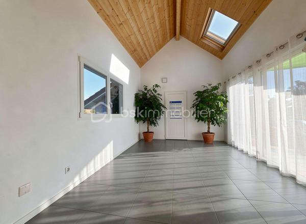 🏡 Maison d’exception avec espace professionnel clé en main – AAST (64460) – Parfait pour professions libérales et indépendants.

📍 Localisation idéale :
À seulement 5 km de Ger et 15 km de Soumoulou, cette propriété est idéalement située entre Pau, Tarbes et Vic-en-Bigorre, offrant un accès rapide aux axes routiers principaux. Un cadre paisible, à proximité des commodités, sans les nuisances des zones urbaines.

💼 Votre espace professionnel sur mesure – L’atout majeur de cette propriété
Cette maison propose un espace professionnel indépendant de plain-pied, conçu pour s’adapter à toutes les activités libérales ou indépendantes. Avec une extension lumineuse et un grand garage attenant, cet espace offre :

Flexibilité totale : Aménagez votre bureau, cabinet ou atelier selon vos besoins (cloisons modulables, isolation phonique, éclairage naturel optimal).
Visibilité et accessibilité : Situé en rez-de-chaussée, il permet une réception facile de votre clientèle ou partenaires, sans perturber votre vie privée.
Surface optimisée : Conçu pour allier profession et confort, cet espace est prêt à l’emploi ou personnalisable selon votre activité.
Potentiel de valorisation : Idéal pour les professions réglementées (avocats, experts-comptables, architectes, consultants, etc.) ou les activités artisanales.

🏠 La maison : un écrin spacieux et moderne

Surface habitable : 160 m² sur 2 niveaux dont 2 chambres et salle d'eau de plain pied. Au total 8 pièces, dont 5 chambres pour accueillir votre famille ou votre équipe.
Terrain de 2 250 m² : Un parc arboré et sécurisé, parfait pour aménager un jardin d’accueil, un parking supplémentaire ou même un espace détente.
Parking pour 6 véhicules : Garantie de place pour vos clients, collaborateurs ou invités.
Équipements haut de gamme :
Panneaux solaires pour des factures d’électricité réduites.
Climatisation réversible pour un confort toute l’année.
Chauffe-eau thermodynamique et poêle à bois pour des économies d’énergie.
Double vitrage et isolation performante pour un cadre de vie sain et silencieux.

🌿 Cadre de vie : calme, nature et proximité
Environnement préservé : Profitez d’un cadre verdoyant, loin de l’agitation, tout en restant proche des services essentiels.
Proximité des axes : Accès rapide à Pau (20 min), Tarbes (25 min) et Vic-en-Bigorre (15 min).
Écoles, commerces et transports à moins de 10 minutes.

🔍 Pourquoi cet espace professionnel est fait pour vous ?
✅ Adaptabilité : Que vous soyez indépendant, thérapeute, consultant, artisan ou freelance, cet espace s’adapte à votre activité.
✅ Image professionnelle : Un lieu dédié pour recevoir vos clients dans un cadre rassurant et élégant.
✅ Investissement malin : Un bien rare alliant habitation spacieuse et locaux professionnels, parfait pour réduire vos coûts immobiliers.
✅ Potentiel locatif : Si votre activité évolue, cet espace peut être mis en location (sous réserve des règles d’urbanisme locales).

💰 Prix et contact
Prix : 318 000 € (négociable selon projet).
Référence : 337335.
Contact : BSK Alain Beaufume – Agent immobilier spécialisé.

📅 Visite sur rendez-vous
Ne laissez pas passer cette opportunité unique de conjuguer vie professionnelle et personnelle dans un cadre exceptionnel. Contactez dès aujourd’hui pour organiser une visite ! 
Appelez moi 7/7 de 9H30 à 20H30 au 0641467080.