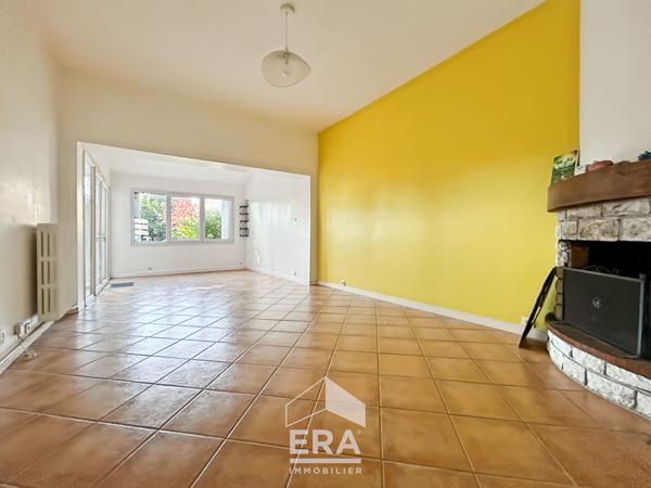 À deux pas des commerces et des transports, en intra-rocade, ce charmant plain-pied