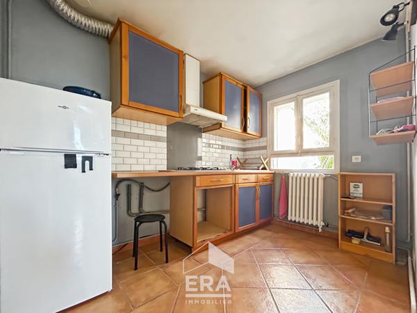 À deux pas des commerces et des transports, en intra-rocade, ce charmant plain-pied