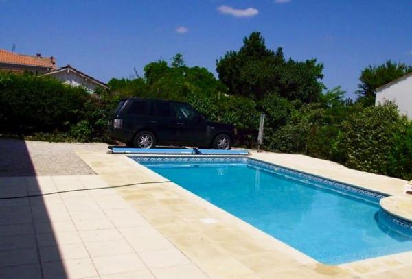 Maison familiale sur 3 niveaux à vendre au Gua, avec sa piscine et 170 m² à proximité des commodités.