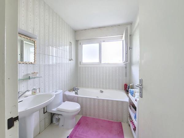 Maison familiale sur 3 niveaux à vendre au Gua, avec sa piscine et 170 m² à proximité des commodités.