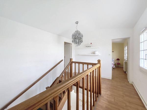 Maison familiale sur 3 niveaux à vendre au Gua, avec sa piscine et 170 m² à proximité des commodités.