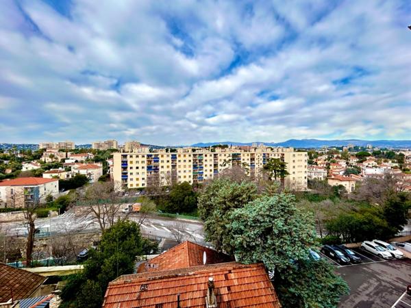Antibes – Charmant 2 Pièces avec Parking et Vue Panoramique sur les Montagnes