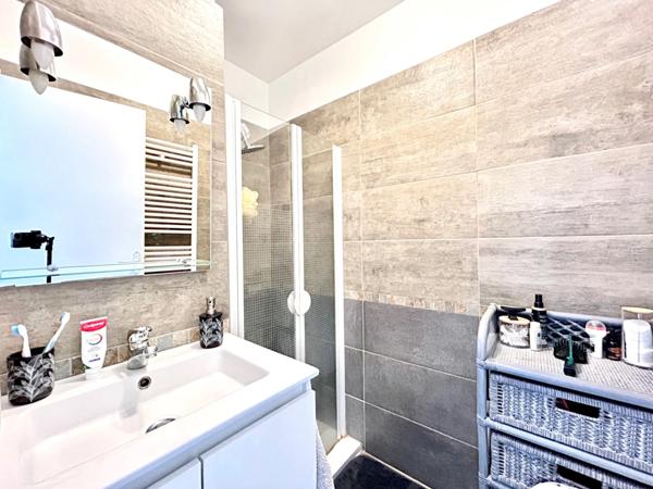 Antibes – Charmant 2 Pièces avec Parking et Vue Panoramique sur les Montagnes