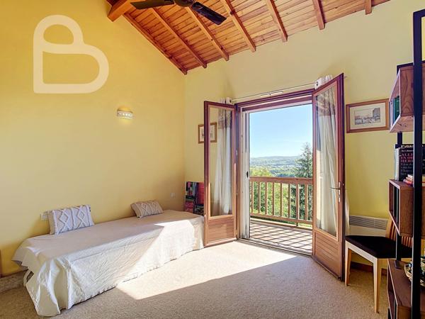 Maison avec vue dégagée, proche du village