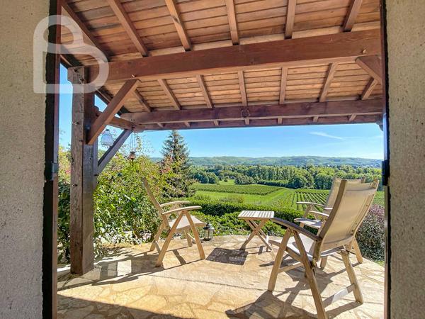Maison avec vue dégagée, proche du village