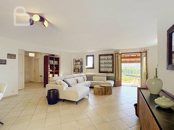 Maison avec vue dégagée, proche du village