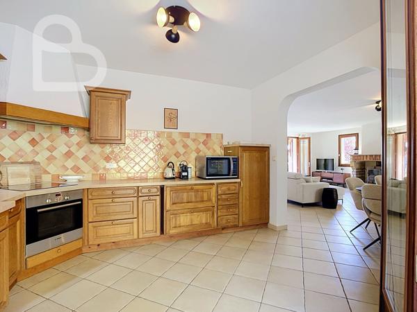 Maison avec vue dégagée, proche du village