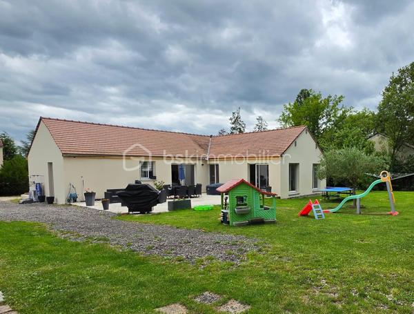 À seulement 5 minutes à pied des commerces et des écoles, et située hors zone inondable, découvrez cette belle maison de plain-pied d'environ 138 m², édifiée sur un magnifique terrain plat de 2 437 m².

Dès l'entrée, vous serez séduits par sa décoration soignée et contemporaine ainsi que par ses beaux volumes. La maison se compose d'une entrée avec espace buanderie, puis d'une superbe pièce de vie d'environ 53 m², baignée de lumière grâce à ses grandes baies vitrées. Cet espace chaleureux comprend un salon-séjour ouvert sur une cuisine aménagée et équipée, avec un accès direct à une vaste terrasse idéale pour profiter des beaux jours.

L'espace nuit dessert un grand dégagement pouvant facilement être cloisonné afin de créer un bureau ou une pièce supplémentaire selon vos besoins. Vous y trouverez également 3 grandes chambres, dont une suite parentale avec salle d'eau à terminer (arrivées d'eau déjà en place, il ne reste qu'à réaliser les finitions), un WC indépendant ainsi qu'une belle salle d'eau.

Un véritable atout supplémentaire : un escalier est déjà installé permettant l'accès aux combles, offrant ainsi un beau potentiel d'aménagement supplémentaire.

À l'extérieur, vous profiterez d'un vaste terrain plat de 2 437 m², idéal pour les amoureux des grands espaces. Une dépendance complète l'ensemble, ainsi qu'un important espace de stationnement permettant d'accueillir plusieurs véhicules.

Les plus :

* Maison de plain-pied
* DPE : C
* Pompe à chaleur
* Ravalement récent
* Poêle à granulés
* Fenêtres aluminium double vitrage
* Volets roulants électriques
* Tout-à-l'égout
* Fibre optique
* Terrain plat de 2 437 m²
* Potentiel d'agrandissement grâce aux combles aménageables
* Commerces et écoles accessibles à pied

Une maison lumineuse, parfaitement entretenue et offrant un fort potentiel d'évolution dans un environnement recherché. Une opportunité rare sur le secteur de Pommeuse !