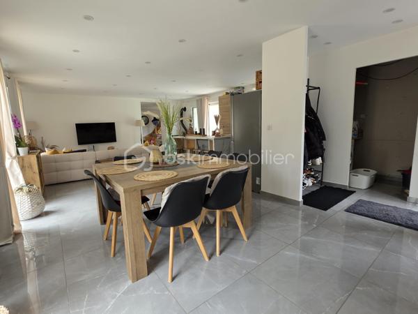 À seulement 5 minutes à pied des commerces et des écoles, et située hors zone inondable, découvrez cette belle maison de plain-pied d'environ 138 m², édifiée sur un magnifique terrain plat de 2 437 m².

Dès l'entrée, vous serez séduits par sa décoration soignée et contemporaine ainsi que par ses beaux volumes. La maison se compose d'une entrée avec espace buanderie, puis d'une superbe pièce de vie d'environ 53 m², baignée de lumière grâce à ses grandes baies vitrées. Cet espace chaleureux comprend un salon-séjour ouvert sur une cuisine aménagée et équipée, avec un accès direct à une vaste terrasse idéale pour profiter des beaux jours.

L'espace nuit dessert un grand dégagement pouvant facilement être cloisonné afin de créer un bureau ou une pièce supplémentaire selon vos besoins. Vous y trouverez également 3 grandes chambres, dont une suite parentale avec salle d'eau à terminer (arrivées d'eau déjà en place, il ne reste qu'à réaliser les finitions), un WC indépendant ainsi qu'une belle salle d'eau.

Un véritable atout supplémentaire : un escalier est déjà installé permettant l'accès aux combles, offrant ainsi un beau potentiel d'aménagement supplémentaire.

À l'extérieur, vous profiterez d'un vaste terrain plat de 2 437 m², idéal pour les amoureux des grands espaces. Une dépendance complète l'ensemble, ainsi qu'un important espace de stationnement permettant d'accueillir plusieurs véhicules.

Les plus :

* Maison de plain-pied
* DPE : C
* Pompe à chaleur
* Ravalement récent
* Poêle à granulés
* Fenêtres aluminium double vitrage
* Volets roulants électriques
* Tout-à-l'égout
* Fibre optique
* Terrain plat de 2 437 m²
* Potentiel d'agrandissement grâce aux combles aménageables
* Commerces et écoles accessibles à pied

Une maison lumineuse, parfaitement entretenue et offrant un fort potentiel d'évolution dans un environnement recherché. Une opportunité rare sur le secteur de Pommeuse !