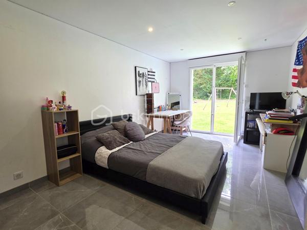 À seulement 5 minutes à pied des commerces et des écoles, et située hors zone inondable, découvrez cette belle maison de plain-pied d'environ 138 m², édifiée sur un magnifique terrain plat de 2 437 m².

Dès l'entrée, vous serez séduits par sa décoration soignée et contemporaine ainsi que par ses beaux volumes. La maison se compose d'une entrée avec espace buanderie, puis d'une superbe pièce de vie d'environ 53 m², baignée de lumière grâce à ses grandes baies vitrées. Cet espace chaleureux comprend un salon-séjour ouvert sur une cuisine aménagée et équipée, avec un accès direct à une vaste terrasse idéale pour profiter des beaux jours.

L'espace nuit dessert un grand dégagement pouvant facilement être cloisonné afin de créer un bureau ou une pièce supplémentaire selon vos besoins. Vous y trouverez également 3 grandes chambres, dont une suite parentale avec salle d'eau à terminer (arrivées d'eau déjà en place, il ne reste qu'à réaliser les finitions), un WC indépendant ainsi qu'une belle salle d'eau.

Un véritable atout supplémentaire : un escalier est déjà installé permettant l'accès aux combles, offrant ainsi un beau potentiel d'aménagement supplémentaire.

À l'extérieur, vous profiterez d'un vaste terrain plat de 2 437 m², idéal pour les amoureux des grands espaces. Une dépendance complète l'ensemble, ainsi qu'un important espace de stationnement permettant d'accueillir plusieurs véhicules.

Les plus :

* Maison de plain-pied
* DPE : C
* Pompe à chaleur
* Ravalement récent
* Poêle à granulés
* Fenêtres aluminium double vitrage
* Volets roulants électriques
* Tout-à-l'égout
* Fibre optique
* Terrain plat de 2 437 m²
* Potentiel d'agrandissement grâce aux combles aménageables
* Commerces et écoles accessibles à pied

Une maison lumineuse, parfaitement entretenue et offrant un fort potentiel d'évolution dans un environnement recherché. Une opportunité rare sur le secteur de Pommeuse !
