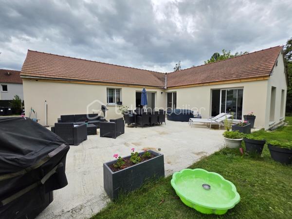 À seulement 5 minutes à pied des commerces et des écoles, et située hors zone inondable, découvrez cette belle maison de plain-pied d'environ 138 m², édifiée sur un magnifique terrain plat de 2 437 m².

Dès l'entrée, vous serez séduits par sa décoration soignée et contemporaine ainsi que par ses beaux volumes. La maison se compose d'une entrée avec espace buanderie, puis d'une superbe pièce de vie d'environ 53 m², baignée de lumière grâce à ses grandes baies vitrées. Cet espace chaleureux comprend un salon-séjour ouvert sur une cuisine aménagée et équipée, avec un accès direct à une vaste terrasse idéale pour profiter des beaux jours.

L'espace nuit dessert un grand dégagement pouvant facilement être cloisonné afin de créer un bureau ou une pièce supplémentaire selon vos besoins. Vous y trouverez également 3 grandes chambres, dont une suite parentale avec salle d'eau à terminer (arrivées d'eau déjà en place, il ne reste qu'à réaliser les finitions), un WC indépendant ainsi qu'une belle salle d'eau.

Un véritable atout supplémentaire : un escalier est déjà installé permettant l'accès aux combles, offrant ainsi un beau potentiel d'aménagement supplémentaire.

À l'extérieur, vous profiterez d'un vaste terrain plat de 2 437 m², idéal pour les amoureux des grands espaces. Une dépendance complète l'ensemble, ainsi qu'un important espace de stationnement permettant d'accueillir plusieurs véhicules.

Les plus :

* Maison de plain-pied
* DPE : C
* Pompe à chaleur
* Ravalement récent
* Poêle à granulés
* Fenêtres aluminium double vitrage
* Volets roulants électriques
* Tout-à-l'égout
* Fibre optique
* Terrain plat de 2 437 m²
* Potentiel d'agrandissement grâce aux combles aménageables
* Commerces et écoles accessibles à pied

Une maison lumineuse, parfaitement entretenue et offrant un fort potentiel d'évolution dans un environnement recherché. Une opportunité rare sur le secteur de Pommeuse !