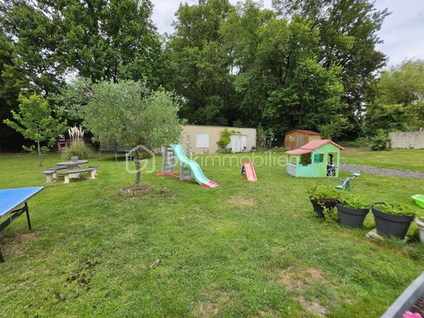 À seulement 5 minutes à pied des commerces et des écoles, et située hors zone inondable, découvrez cette belle maison de plain-pied d'environ 138 m², édifiée sur un magnifique terrain plat de 2 437 m².

Dès l'entrée, vous serez séduits par sa décoration soignée et contemporaine ainsi que par ses beaux volumes. La maison se compose d'une entrée avec espace buanderie, puis d'une superbe pièce de vie d'environ 53 m², baignée de lumière grâce à ses grandes baies vitrées. Cet espace chaleureux comprend un salon-séjour ouvert sur une cuisine aménagée et équipée, avec un accès direct à une vaste terrasse idéale pour profiter des beaux jours.

L'espace nuit dessert un grand dégagement pouvant facilement être cloisonné afin de créer un bureau ou une pièce supplémentaire selon vos besoins. Vous y trouverez également 3 grandes chambres, dont une suite parentale avec salle d'eau à terminer (arrivées d'eau déjà en place, il ne reste qu'à réaliser les finitions), un WC indépendant ainsi qu'une belle salle d'eau.

Un véritable atout supplémentaire : un escalier est déjà installé permettant l'accès aux combles, offrant ainsi un beau potentiel d'aménagement supplémentaire.

À l'extérieur, vous profiterez d'un vaste terrain plat de 2 437 m², idéal pour les amoureux des grands espaces. Une dépendance complète l'ensemble, ainsi qu'un important espace de stationnement permettant d'accueillir plusieurs véhicules.

Les plus :

* Maison de plain-pied
* DPE : C
* Pompe à chaleur
* Ravalement récent
* Poêle à granulés
* Fenêtres aluminium double vitrage
* Volets roulants électriques
* Tout-à-l'égout
* Fibre optique
* Terrain plat de 2 437 m²
* Potentiel d'agrandissement grâce aux combles aménageables
* Commerces et écoles accessibles à pied

Une maison lumineuse, parfaitement entretenue et offrant un fort potentiel d'évolution dans un environnement recherché. Une opportunité rare sur le secteur de Pommeuse !