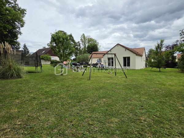 À seulement 5 minutes à pied des commerces et des écoles, et située hors zone inondable, découvrez cette belle maison de plain-pied d'environ 138 m², édifiée sur un magnifique terrain plat de 2 437 m².

Dès l'entrée, vous serez séduits par sa décoration soignée et contemporaine ainsi que par ses beaux volumes. La maison se compose d'une entrée avec espace buanderie, puis d'une superbe pièce de vie d'environ 53 m², baignée de lumière grâce à ses grandes baies vitrées. Cet espace chaleureux comprend un salon-séjour ouvert sur une cuisine aménagée et équipée, avec un accès direct à une vaste terrasse idéale pour profiter des beaux jours.

L'espace nuit dessert un grand dégagement pouvant facilement être cloisonné afin de créer un bureau ou une pièce supplémentaire selon vos besoins. Vous y trouverez également 3 grandes chambres, dont une suite parentale avec salle d'eau à terminer (arrivées d'eau déjà en place, il ne reste qu'à réaliser les finitions), un WC indépendant ainsi qu'une belle salle d'eau.

Un véritable atout supplémentaire : un escalier est déjà installé permettant l'accès aux combles, offrant ainsi un beau potentiel d'aménagement supplémentaire.

À l'extérieur, vous profiterez d'un vaste terrain plat de 2 437 m², idéal pour les amoureux des grands espaces. Une dépendance complète l'ensemble, ainsi qu'un important espace de stationnement permettant d'accueillir plusieurs véhicules.

Les plus :

* Maison de plain-pied
* DPE : C
* Pompe à chaleur
* Ravalement récent
* Poêle à granulés
* Fenêtres aluminium double vitrage
* Volets roulants électriques
* Tout-à-l'égout
* Fibre optique
* Terrain plat de 2 437 m²
* Potentiel d'agrandissement grâce aux combles aménageables
* Commerces et écoles accessibles à pied

Une maison lumineuse, parfaitement entretenue et offrant un fort potentiel d'évolution dans un environnement recherché. Une opportunité rare sur le secteur de Pommeuse !