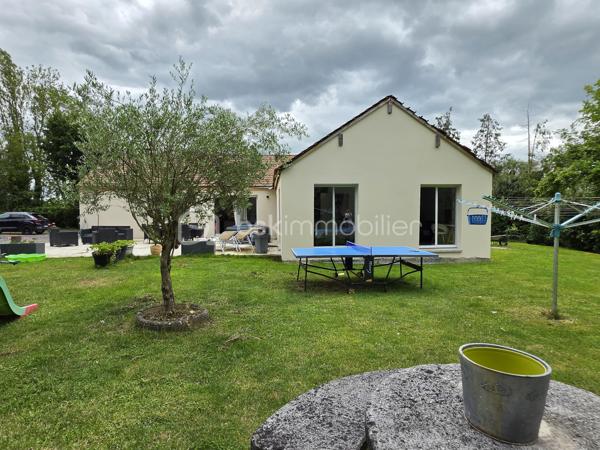 À seulement 5 minutes à pied des commerces et des écoles, et située hors zone inondable, découvrez cette belle maison de plain-pied d'environ 138 m², édifiée sur un magnifique terrain plat de 2 437 m².

Dès l'entrée, vous serez séduits par sa décoration soignée et contemporaine ainsi que par ses beaux volumes. La maison se compose d'une entrée avec espace buanderie, puis d'une superbe pièce de vie d'environ 53 m², baignée de lumière grâce à ses grandes baies vitrées. Cet espace chaleureux comprend un salon-séjour ouvert sur une cuisine aménagée et équipée, avec un accès direct à une vaste terrasse idéale pour profiter des beaux jours.

L'espace nuit dessert un grand dégagement pouvant facilement être cloisonné afin de créer un bureau ou une pièce supplémentaire selon vos besoins. Vous y trouverez également 3 grandes chambres, dont une suite parentale avec salle d'eau à terminer (arrivées d'eau déjà en place, il ne reste qu'à réaliser les finitions), un WC indépendant ainsi qu'une belle salle d'eau.

Un véritable atout supplémentaire : un escalier est déjà installé permettant l'accès aux combles, offrant ainsi un beau potentiel d'aménagement supplémentaire.

À l'extérieur, vous profiterez d'un vaste terrain plat de 2 437 m², idéal pour les amoureux des grands espaces. Une dépendance complète l'ensemble, ainsi qu'un important espace de stationnement permettant d'accueillir plusieurs véhicules.

Les plus :

* Maison de plain-pied
* DPE : C
* Pompe à chaleur
* Ravalement récent
* Poêle à granulés
* Fenêtres aluminium double vitrage
* Volets roulants électriques
* Tout-à-l'égout
* Fibre optique
* Terrain plat de 2 437 m²
* Potentiel d'agrandissement grâce aux combles aménageables
* Commerces et écoles accessibles à pied

Une maison lumineuse, parfaitement entretenue et offrant un fort potentiel d'évolution dans un environnement recherché. Une opportunité rare sur le secteur de Pommeuse !
