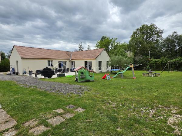À seulement 5 minutes à pied des commerces et des écoles, et située hors zone inondable, découvrez cette belle maison de plain-pied d'environ 138 m², édifiée sur un magnifique terrain plat de 2 437 m².

Dès l'entrée, vous serez séduits par sa décoration soignée et contemporaine ainsi que par ses beaux volumes. La maison se compose d'une entrée avec espace buanderie, puis d'une superbe pièce de vie d'environ 53 m², baignée de lumière grâce à ses grandes baies vitrées. Cet espace chaleureux comprend un salon-séjour ouvert sur une cuisine aménagée et équipée, avec un accès direct à une vaste terrasse idéale pour profiter des beaux jours.

L'espace nuit dessert un grand dégagement pouvant facilement être cloisonné afin de créer un bureau ou une pièce supplémentaire selon vos besoins. Vous y trouverez également 3 grandes chambres, dont une suite parentale avec salle d'eau à terminer (arrivées d'eau déjà en place, il ne reste qu'à réaliser les finitions), un WC indépendant ainsi qu'une belle salle d'eau.

Un véritable atout supplémentaire : un escalier est déjà installé permettant l'accès aux combles, offrant ainsi un beau potentiel d'aménagement supplémentaire.

À l'extérieur, vous profiterez d'un vaste terrain plat de 2 437 m², idéal pour les amoureux des grands espaces. Une dépendance complète l'ensemble, ainsi qu'un important espace de stationnement permettant d'accueillir plusieurs véhicules.

Les plus :

* Maison de plain-pied
* DPE : C
* Pompe à chaleur
* Ravalement récent
* Poêle à granulés
* Fenêtres aluminium double vitrage
* Volets roulants électriques
* Tout-à-l'égout
* Fibre optique
* Terrain plat de 2 437 m²
* Potentiel d'agrandissement grâce aux combles aménageables
* Commerces et écoles accessibles à pied

Une maison lumineuse, parfaitement entretenue et offrant un fort potentiel d'évolution dans un environnement recherché. Une opportunité rare sur le secteur de Pommeuse !