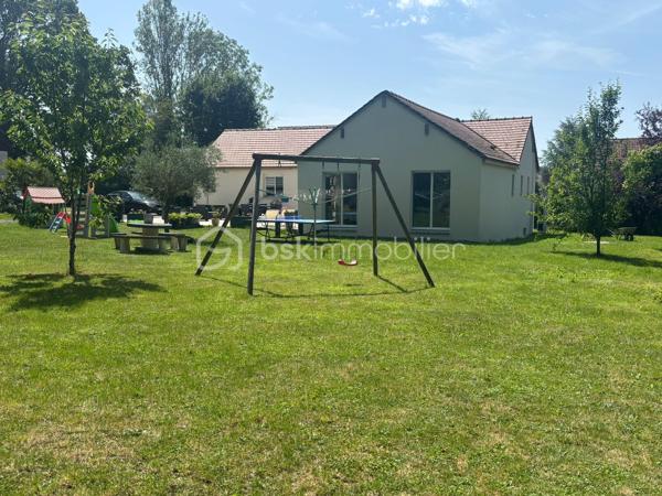 À seulement 5 minutes à pied des commerces et des écoles, et située hors zone inondable, découvrez cette belle maison de plain-pied d'environ 138 m², édifiée sur un magnifique terrain plat de 2 437 m².

Dès l'entrée, vous serez séduits par sa décoration soignée et contemporaine ainsi que par ses beaux volumes. La maison se compose d'une entrée avec espace buanderie, puis d'une superbe pièce de vie d'environ 53 m², baignée de lumière grâce à ses grandes baies vitrées. Cet espace chaleureux comprend un salon-séjour ouvert sur une cuisine aménagée et équipée, avec un accès direct à une vaste terrasse idéale pour profiter des beaux jours.

L'espace nuit dessert un grand dégagement pouvant facilement être cloisonné afin de créer un bureau ou une pièce supplémentaire selon vos besoins. Vous y trouverez également 3 grandes chambres, dont une suite parentale avec salle d'eau à terminer (arrivées d'eau déjà en place, il ne reste qu'à réaliser les finitions), un WC indépendant ainsi qu'une belle salle d'eau.

Un véritable atout supplémentaire : un escalier est déjà installé permettant l'accès aux combles, offrant ainsi un beau potentiel d'aménagement supplémentaire.

À l'extérieur, vous profiterez d'un vaste terrain plat de 2 437 m², idéal pour les amoureux des grands espaces. Une dépendance complète l'ensemble, ainsi qu'un important espace de stationnement permettant d'accueillir plusieurs véhicules.

Les plus :

* Maison de plain-pied
* DPE : C
* Pompe à chaleur
* Ravalement récent
* Poêle à granulés
* Fenêtres aluminium double vitrage
* Volets roulants électriques
* Tout-à-l'égout
* Fibre optique
* Terrain plat de 2 437 m²
* Potentiel d'agrandissement grâce aux combles aménageables
* Commerces et écoles accessibles à pied

Une maison lumineuse, parfaitement entretenue et offrant un fort potentiel d'évolution dans un environnement recherché. Une opportunité rare sur le secteur de Pommeuse !