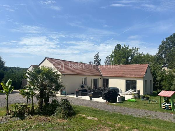 À seulement 5 minutes à pied des commerces et des écoles, et située hors zone inondable, découvrez cette belle maison de plain-pied d'environ 138 m², édifiée sur un magnifique terrain plat de 2 437 m².

Dès l'entrée, vous serez séduits par sa décoration soignée et contemporaine ainsi que par ses beaux volumes. La maison se compose d'une entrée avec espace buanderie, puis d'une superbe pièce de vie d'environ 53 m², baignée de lumière grâce à ses grandes baies vitrées. Cet espace chaleureux comprend un salon-séjour ouvert sur une cuisine aménagée et équipée, avec un accès direct à une vaste terrasse idéale pour profiter des beaux jours.

L'espace nuit dessert un grand dégagement pouvant facilement être cloisonné afin de créer un bureau ou une pièce supplémentaire selon vos besoins. Vous y trouverez également 3 grandes chambres, dont une suite parentale avec salle d'eau à terminer (arrivées d'eau déjà en place, il ne reste qu'à réaliser les finitions), un WC indépendant ainsi qu'une belle salle d'eau.

Un véritable atout supplémentaire : un escalier est déjà installé permettant l'accès aux combles, offrant ainsi un beau potentiel d'aménagement supplémentaire.

À l'extérieur, vous profiterez d'un vaste terrain plat de 2 437 m², idéal pour les amoureux des grands espaces. Une dépendance complète l'ensemble, ainsi qu'un important espace de stationnement permettant d'accueillir plusieurs véhicules.

Les plus :

* Maison de plain-pied
* DPE : C
* Pompe à chaleur
* Ravalement récent
* Poêle à granulés
* Fenêtres aluminium double vitrage
* Volets roulants électriques
* Tout-à-l'égout
* Fibre optique
* Terrain plat de 2 437 m²
* Potentiel d'agrandissement grâce aux combles aménageables
* Commerces et écoles accessibles à pied

Une maison lumineuse, parfaitement entretenue et offrant un fort potentiel d'évolution dans un environnement recherché. Une opportunité rare sur le secteur de Pommeuse !