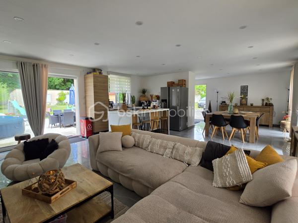 À seulement 5 minutes à pied des commerces et des écoles, et située hors zone inondable, découvrez cette belle maison de plain-pied d'environ 138 m², édifiée sur un magnifique terrain plat de 2 437 m².

Dès l'entrée, vous serez séduits par sa décoration soignée et contemporaine ainsi que par ses beaux volumes. La maison se compose d'une entrée avec espace buanderie, puis d'une superbe pièce de vie d'environ 53 m², baignée de lumière grâce à ses grandes baies vitrées. Cet espace chaleureux comprend un salon-séjour ouvert sur une cuisine aménagée et équipée, avec un accès direct à une vaste terrasse idéale pour profiter des beaux jours.

L'espace nuit dessert un grand dégagement pouvant facilement être cloisonné afin de créer un bureau ou une pièce supplémentaire selon vos besoins. Vous y trouverez également 3 grandes chambres, dont une suite parentale avec salle d'eau à terminer (arrivées d'eau déjà en place, il ne reste qu'à réaliser les finitions), un WC indépendant ainsi qu'une belle salle d'eau.

Un véritable atout supplémentaire : un escalier est déjà installé permettant l'accès aux combles, offrant ainsi un beau potentiel d'aménagement supplémentaire.

À l'extérieur, vous profiterez d'un vaste terrain plat de 2 437 m², idéal pour les amoureux des grands espaces. Une dépendance complète l'ensemble, ainsi qu'un important espace de stationnement permettant d'accueillir plusieurs véhicules.

Les plus :

* Maison de plain-pied
* DPE : C
* Pompe à chaleur
* Ravalement récent
* Poêle à granulés
* Fenêtres aluminium double vitrage
* Volets roulants électriques
* Tout-à-l'égout
* Fibre optique
* Terrain plat de 2 437 m²
* Potentiel d'agrandissement grâce aux combles aménageables
* Commerces et écoles accessibles à pied

Une maison lumineuse, parfaitement entretenue et offrant un fort potentiel d'évolution dans un environnement recherché. Une opportunité rare sur le secteur de Pommeuse !