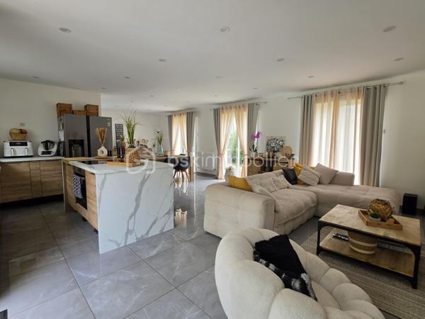 À seulement 5 minutes à pied des commerces et des écoles, et située hors zone inondable, découvrez cette belle maison de plain-pied d'environ 138 m², édifiée sur un magnifique terrain plat de 2 437 m².

Dès l'entrée, vous serez séduits par sa décoration soignée et contemporaine ainsi que par ses beaux volumes. La maison se compose d'une entrée avec espace buanderie, puis d'une superbe pièce de vie d'environ 53 m², baignée de lumière grâce à ses grandes baies vitrées. Cet espace chaleureux comprend un salon-séjour ouvert sur une cuisine aménagée et équipée, avec un accès direct à une vaste terrasse idéale pour profiter des beaux jours.

L'espace nuit dessert un grand dégagement pouvant facilement être cloisonné afin de créer un bureau ou une pièce supplémentaire selon vos besoins. Vous y trouverez également 3 grandes chambres, dont une suite parentale avec salle d'eau à terminer (arrivées d'eau déjà en place, il ne reste qu'à réaliser les finitions), un WC indépendant ainsi qu'une belle salle d'eau.

Un véritable atout supplémentaire : un escalier est déjà installé permettant l'accès aux combles, offrant ainsi un beau potentiel d'aménagement supplémentaire.

À l'extérieur, vous profiterez d'un vaste terrain plat de 2 437 m², idéal pour les amoureux des grands espaces. Une dépendance complète l'ensemble, ainsi qu'un important espace de stationnement permettant d'accueillir plusieurs véhicules.

Les plus :

* Maison de plain-pied
* DPE : C
* Pompe à chaleur
* Ravalement récent
* Poêle à granulés
* Fenêtres aluminium double vitrage
* Volets roulants électriques
* Tout-à-l'égout
* Fibre optique
* Terrain plat de 2 437 m²
* Potentiel d'agrandissement grâce aux combles aménageables
* Commerces et écoles accessibles à pied

Une maison lumineuse, parfaitement entretenue et offrant un fort potentiel d'évolution dans un environnement recherché. Une opportunité rare sur le secteur de Pommeuse !