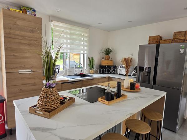 À seulement 5 minutes à pied des commerces et des écoles, et située hors zone inondable, découvrez cette belle maison de plain-pied d'environ 138 m², édifiée sur un magnifique terrain plat de 2 437 m².

Dès l'entrée, vous serez séduits par sa décoration soignée et contemporaine ainsi que par ses beaux volumes. La maison se compose d'une entrée avec espace buanderie, puis d'une superbe pièce de vie d'environ 53 m², baignée de lumière grâce à ses grandes baies vitrées. Cet espace chaleureux comprend un salon-séjour ouvert sur une cuisine aménagée et équipée, avec un accès direct à une vaste terrasse idéale pour profiter des beaux jours.

L'espace nuit dessert un grand dégagement pouvant facilement être cloisonné afin de créer un bureau ou une pièce supplémentaire selon vos besoins. Vous y trouverez également 3 grandes chambres, dont une suite parentale avec salle d'eau à terminer (arrivées d'eau déjà en place, il ne reste qu'à réaliser les finitions), un WC indépendant ainsi qu'une belle salle d'eau.

Un véritable atout supplémentaire : un escalier est déjà installé permettant l'accès aux combles, offrant ainsi un beau potentiel d'aménagement supplémentaire.

À l'extérieur, vous profiterez d'un vaste terrain plat de 2 437 m², idéal pour les amoureux des grands espaces. Une dépendance complète l'ensemble, ainsi qu'un important espace de stationnement permettant d'accueillir plusieurs véhicules.

Les plus :

* Maison de plain-pied
* DPE : C
* Pompe à chaleur
* Ravalement récent
* Poêle à granulés
* Fenêtres aluminium double vitrage
* Volets roulants électriques
* Tout-à-l'égout
* Fibre optique
* Terrain plat de 2 437 m²
* Potentiel d'agrandissement grâce aux combles aménageables
* Commerces et écoles accessibles à pied

Une maison lumineuse, parfaitement entretenue et offrant un fort potentiel d'évolution dans un environnement recherché. Une opportunité rare sur le secteur de Pommeuse !