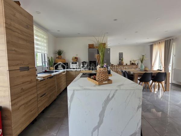À seulement 5 minutes à pied des commerces et des écoles, et située hors zone inondable, découvrez cette belle maison de plain-pied d'environ 138 m², édifiée sur un magnifique terrain plat de 2 437 m².

Dès l'entrée, vous serez séduits par sa décoration soignée et contemporaine ainsi que par ses beaux volumes. La maison se compose d'une entrée avec espace buanderie, puis d'une superbe pièce de vie d'environ 53 m², baignée de lumière grâce à ses grandes baies vitrées. Cet espace chaleureux comprend un salon-séjour ouvert sur une cuisine aménagée et équipée, avec un accès direct à une vaste terrasse idéale pour profiter des beaux jours.

L'espace nuit dessert un grand dégagement pouvant facilement être cloisonné afin de créer un bureau ou une pièce supplémentaire selon vos besoins. Vous y trouverez également 3 grandes chambres, dont une suite parentale avec salle d'eau à terminer (arrivées d'eau déjà en place, il ne reste qu'à réaliser les finitions), un WC indépendant ainsi qu'une belle salle d'eau.

Un véritable atout supplémentaire : un escalier est déjà installé permettant l'accès aux combles, offrant ainsi un beau potentiel d'aménagement supplémentaire.

À l'extérieur, vous profiterez d'un vaste terrain plat de 2 437 m², idéal pour les amoureux des grands espaces. Une dépendance complète l'ensemble, ainsi qu'un important espace de stationnement permettant d'accueillir plusieurs véhicules.

Les plus :

* Maison de plain-pied
* DPE : C
* Pompe à chaleur
* Ravalement récent
* Poêle à granulés
* Fenêtres aluminium double vitrage
* Volets roulants électriques
* Tout-à-l'égout
* Fibre optique
* Terrain plat de 2 437 m²
* Potentiel d'agrandissement grâce aux combles aménageables
* Commerces et écoles accessibles à pied

Une maison lumineuse, parfaitement entretenue et offrant un fort potentiel d'évolution dans un environnement recherché. Une opportunité rare sur le secteur de Pommeuse !