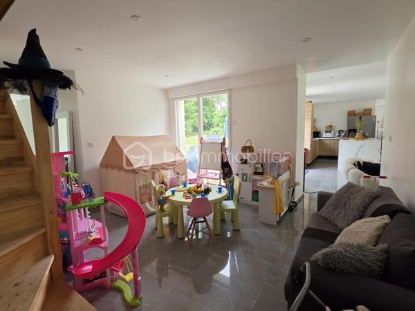 À seulement 5 minutes à pied des commerces et des écoles, et située hors zone inondable, découvrez cette belle maison de plain-pied d'environ 138 m², édifiée sur un magnifique terrain plat de 2 437 m².

Dès l'entrée, vous serez séduits par sa décoration soignée et contemporaine ainsi que par ses beaux volumes. La maison se compose d'une entrée avec espace buanderie, puis d'une superbe pièce de vie d'environ 53 m², baignée de lumière grâce à ses grandes baies vitrées. Cet espace chaleureux comprend un salon-séjour ouvert sur une cuisine aménagée et équipée, avec un accès direct à une vaste terrasse idéale pour profiter des beaux jours.

L'espace nuit dessert un grand dégagement pouvant facilement être cloisonné afin de créer un bureau ou une pièce supplémentaire selon vos besoins. Vous y trouverez également 3 grandes chambres, dont une suite parentale avec salle d'eau à terminer (arrivées d'eau déjà en place, il ne reste qu'à réaliser les finitions), un WC indépendant ainsi qu'une belle salle d'eau.

Un véritable atout supplémentaire : un escalier est déjà installé permettant l'accès aux combles, offrant ainsi un beau potentiel d'aménagement supplémentaire.

À l'extérieur, vous profiterez d'un vaste terrain plat de 2 437 m², idéal pour les amoureux des grands espaces. Une dépendance complète l'ensemble, ainsi qu'un important espace de stationnement permettant d'accueillir plusieurs véhicules.

Les plus :

* Maison de plain-pied
* DPE : C
* Pompe à chaleur
* Ravalement récent
* Poêle à granulés
* Fenêtres aluminium double vitrage
* Volets roulants électriques
* Tout-à-l'égout
* Fibre optique
* Terrain plat de 2 437 m²
* Potentiel d'agrandissement grâce aux combles aménageables
* Commerces et écoles accessibles à pied

Une maison lumineuse, parfaitement entretenue et offrant un fort potentiel d'évolution dans un environnement recherché. Une opportunité rare sur le secteur de Pommeuse !