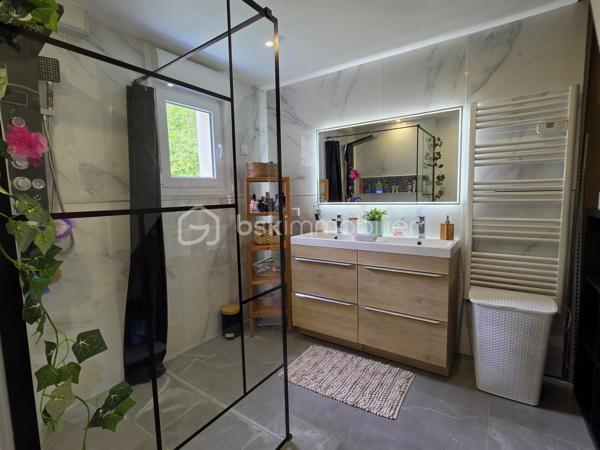 À seulement 5 minutes à pied des commerces et des écoles, et située hors zone inondable, découvrez cette belle maison de plain-pied d'environ 138 m², édifiée sur un magnifique terrain plat de 2 437 m².

Dès l'entrée, vous serez séduits par sa décoration soignée et contemporaine ainsi que par ses beaux volumes. La maison se compose d'une entrée avec espace buanderie, puis d'une superbe pièce de vie d'environ 53 m², baignée de lumière grâce à ses grandes baies vitrées. Cet espace chaleureux comprend un salon-séjour ouvert sur une cuisine aménagée et équipée, avec un accès direct à une vaste terrasse idéale pour profiter des beaux jours.

L'espace nuit dessert un grand dégagement pouvant facilement être cloisonné afin de créer un bureau ou une pièce supplémentaire selon vos besoins. Vous y trouverez également 3 grandes chambres, dont une suite parentale avec salle d'eau à terminer (arrivées d'eau déjà en place, il ne reste qu'à réaliser les finitions), un WC indépendant ainsi qu'une belle salle d'eau.

Un véritable atout supplémentaire : un escalier est déjà installé permettant l'accès aux combles, offrant ainsi un beau potentiel d'aménagement supplémentaire.

À l'extérieur, vous profiterez d'un vaste terrain plat de 2 437 m², idéal pour les amoureux des grands espaces. Une dépendance complète l'ensemble, ainsi qu'un important espace de stationnement permettant d'accueillir plusieurs véhicules.

Les plus :

* Maison de plain-pied
* DPE : C
* Pompe à chaleur
* Ravalement récent
* Poêle à granulés
* Fenêtres aluminium double vitrage
* Volets roulants électriques
* Tout-à-l'égout
* Fibre optique
* Terrain plat de 2 437 m²
* Potentiel d'agrandissement grâce aux combles aménageables
* Commerces et écoles accessibles à pied

Une maison lumineuse, parfaitement entretenue et offrant un fort potentiel d'évolution dans un environnement recherché. Une opportunité rare sur le secteur de Pommeuse !