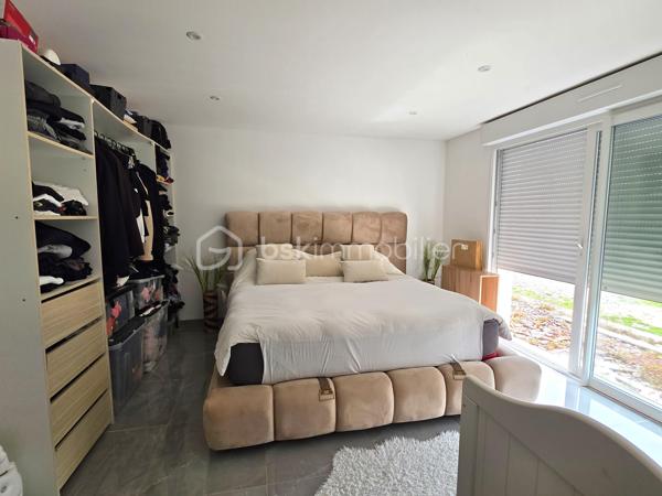 À seulement 5 minutes à pied des commerces et des écoles, et située hors zone inondable, découvrez cette belle maison de plain-pied d'environ 138 m², édifiée sur un magnifique terrain plat de 2 437 m².

Dès l'entrée, vous serez séduits par sa décoration soignée et contemporaine ainsi que par ses beaux volumes. La maison se compose d'une entrée avec espace buanderie, puis d'une superbe pièce de vie d'environ 53 m², baignée de lumière grâce à ses grandes baies vitrées. Cet espace chaleureux comprend un salon-séjour ouvert sur une cuisine aménagée et équipée, avec un accès direct à une vaste terrasse idéale pour profiter des beaux jours.

L'espace nuit dessert un grand dégagement pouvant facilement être cloisonné afin de créer un bureau ou une pièce supplémentaire selon vos besoins. Vous y trouverez également 3 grandes chambres, dont une suite parentale avec salle d'eau à terminer (arrivées d'eau déjà en place, il ne reste qu'à réaliser les finitions), un WC indépendant ainsi qu'une belle salle d'eau.

Un véritable atout supplémentaire : un escalier est déjà installé permettant l'accès aux combles, offrant ainsi un beau potentiel d'aménagement supplémentaire.

À l'extérieur, vous profiterez d'un vaste terrain plat de 2 437 m², idéal pour les amoureux des grands espaces. Une dépendance complète l'ensemble, ainsi qu'un important espace de stationnement permettant d'accueillir plusieurs véhicules.

Les plus :

* Maison de plain-pied
* DPE : C
* Pompe à chaleur
* Ravalement récent
* Poêle à granulés
* Fenêtres aluminium double vitrage
* Volets roulants électriques
* Tout-à-l'égout
* Fibre optique
* Terrain plat de 2 437 m²
* Potentiel d'agrandissement grâce aux combles aménageables
* Commerces et écoles accessibles à pied

Une maison lumineuse, parfaitement entretenue et offrant un fort potentiel d'évolution dans un environnement recherché. Une opportunité rare sur le secteur de Pommeuse !