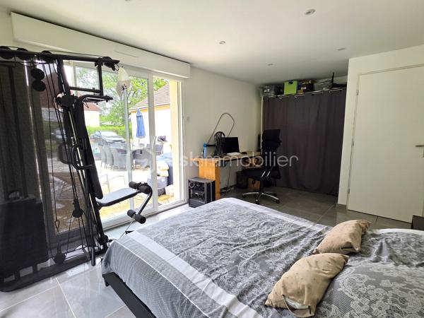 À seulement 5 minutes à pied des commerces et des écoles, et située hors zone inondable, découvrez cette belle maison de plain-pied d'environ 138 m², édifiée sur un magnifique terrain plat de 2 437 m².

Dès l'entrée, vous serez séduits par sa décoration soignée et contemporaine ainsi que par ses beaux volumes. La maison se compose d'une entrée avec espace buanderie, puis d'une superbe pièce de vie d'environ 53 m², baignée de lumière grâce à ses grandes baies vitrées. Cet espace chaleureux comprend un salon-séjour ouvert sur une cuisine aménagée et équipée, avec un accès direct à une vaste terrasse idéale pour profiter des beaux jours.

L'espace nuit dessert un grand dégagement pouvant facilement être cloisonné afin de créer un bureau ou une pièce supplémentaire selon vos besoins. Vous y trouverez également 3 grandes chambres, dont une suite parentale avec salle d'eau à terminer (arrivées d'eau déjà en place, il ne reste qu'à réaliser les finitions), un WC indépendant ainsi qu'une belle salle d'eau.

Un véritable atout supplémentaire : un escalier est déjà installé permettant l'accès aux combles, offrant ainsi un beau potentiel d'aménagement supplémentaire.

À l'extérieur, vous profiterez d'un vaste terrain plat de 2 437 m², idéal pour les amoureux des grands espaces. Une dépendance complète l'ensemble, ainsi qu'un important espace de stationnement permettant d'accueillir plusieurs véhicules.

Les plus :

* Maison de plain-pied
* DPE : C
* Pompe à chaleur
* Ravalement récent
* Poêle à granulés
* Fenêtres aluminium double vitrage
* Volets roulants électriques
* Tout-à-l'égout
* Fibre optique
* Terrain plat de 2 437 m²
* Potentiel d'agrandissement grâce aux combles aménageables
* Commerces et écoles accessibles à pied

Une maison lumineuse, parfaitement entretenue et offrant un fort potentiel d'évolution dans un environnement recherché. Une opportunité rare sur le secteur de Pommeuse !